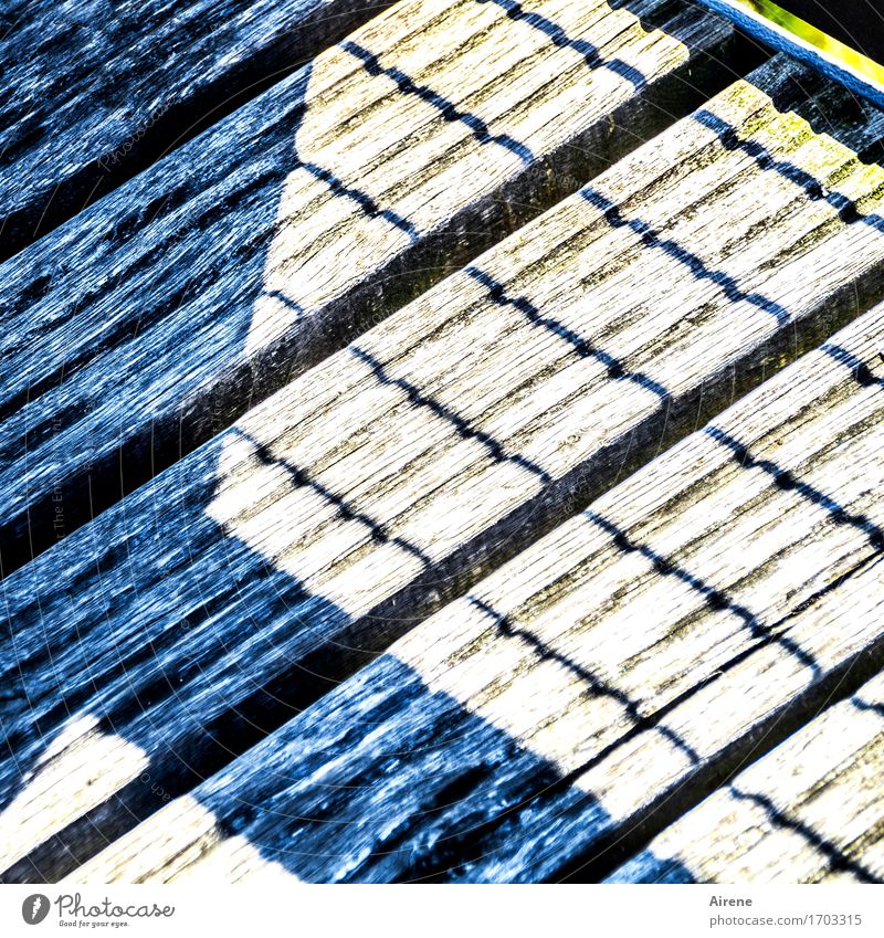 0815 AST | angewandte Geometrie Brücke Steg Holzbrett Kreuz Linie parallel stark blau grau Kontrast Neigung diagonal Konstruktion Klarheit Linearität Farbfoto