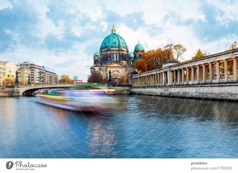 Boot auf der Spree Ferien & Urlaub & Reisen Tourismus Ausflug Sightseeing Städtereise Wasser Wolken Flussufer Berlin Deutschland Stadt Hauptstadt Stadtzentrum