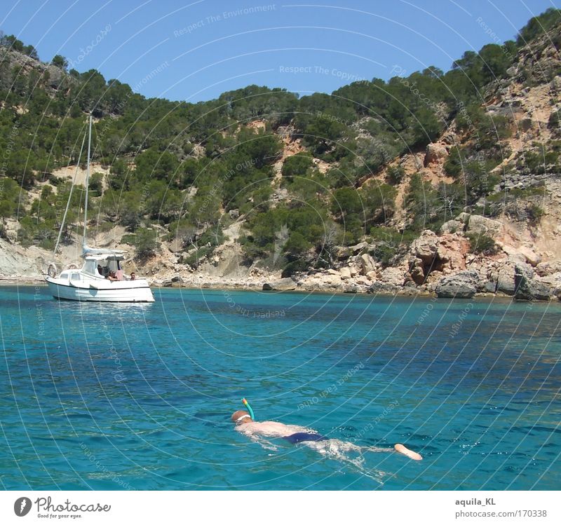 Für alle die arbeiten müssen Außenaufnahme Tag maskulin 1 Mensch Wasser Himmel Sonnenlicht Schönes Wetter Felsen Meer Insel Mallorca tauchen blau Urlaubsfoto