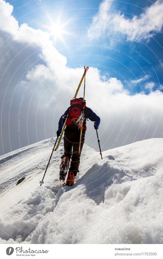 Skibergsteiger, der oben entlang eine steile schneebedeckte Kante geht Ferien & Urlaub & Reisen Abenteuer Winter Schnee Berge u. Gebirge wandern Sport Klettern