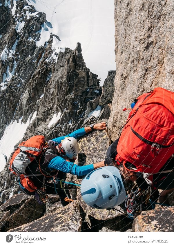 Kletterer erreichen die Spitze eines Berggipfels. Mont Blanc, Chamonix Lifestyle schön Ferien & Urlaub & Reisen Abenteuer Expedition Winter Schnee