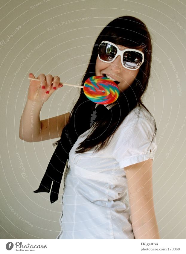 Ich hab den richtigen gefunden! feminin Junge Frau Jugendliche Erwachsene 1 Mensch 18-30 Jahre Glück lutschen Lollipop Sonnenbrille genießen Sucht Krawatte