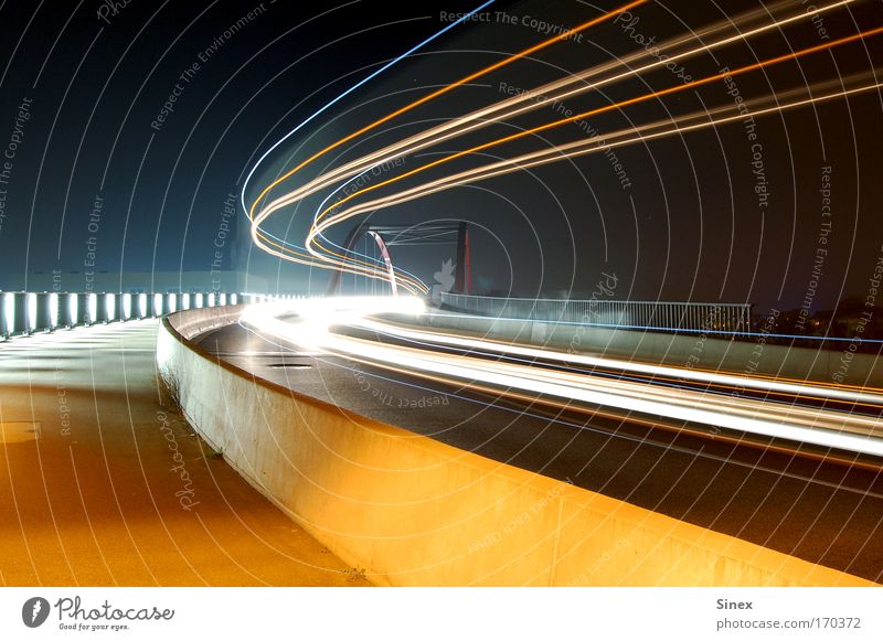Lichtdynamik bei Nacht Farbfoto Außenaufnahme Verkehr Verkehrswege Brücke leuchten frei verrückt Coolness Spuren Leuchtspur Beleuchtung Stil Langzeitbelichtung