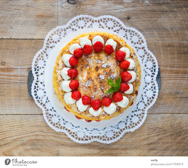 Baisertorte mit Erdbeer Joghurt auf rustikal Holz Kuchen Dessert süß Erdbeeren Torte Schaumgebäck Sahne Tortenspitze Backwaren backen Biskuit Minze süßes
