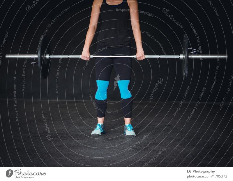 Geerntetes Bild einer crossfit Frau, die ausarbeitet. Körper Sport Erwachsene Hand Fuß Mode Bekleidung Fitness stehen stark schwarz Kraft Athlet sportlich Bar