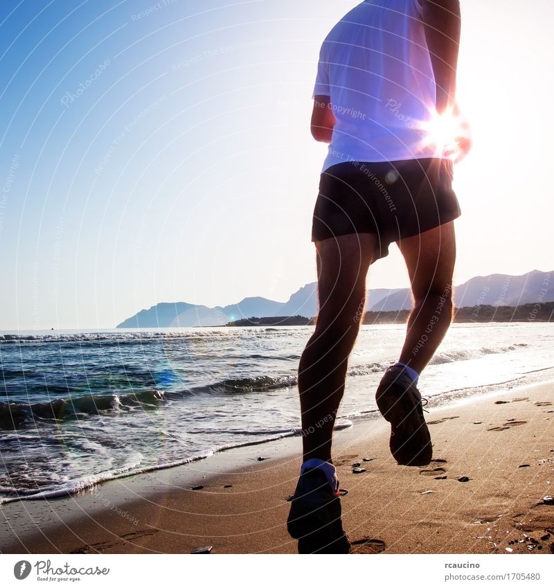 Mann, der bei Sonnenuntergang auf einem sandigen Strand läuft maskulin 1 Mensch rennen sportlich Kaukasier Küste üben Fitness Gesundheit Jogger Joggen Natur