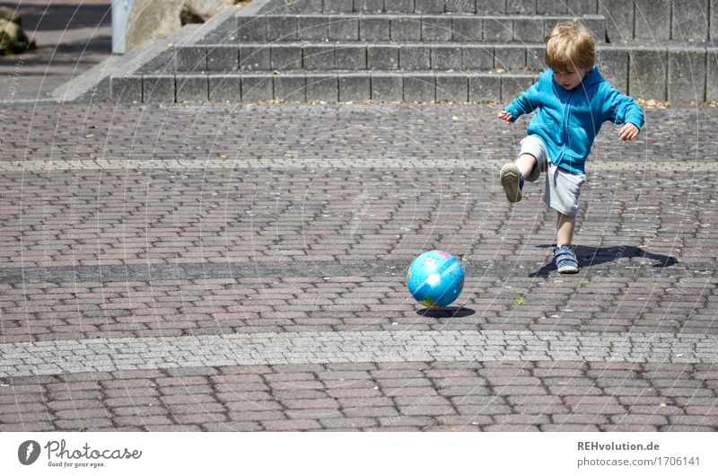 kind spielt mit einem ball fußball Sport Fußball Mensch maskulin Kind Kleinkind Junge 1 1-3 Jahre Platz Bewegung Spielen klein niedlich sportlich blau Freude