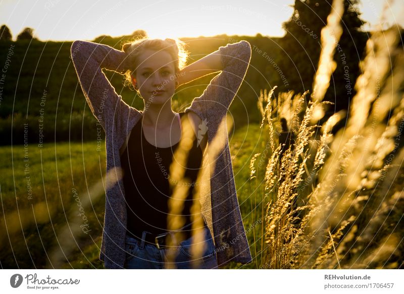 Alexa | leuchtet feminin Junge Frau Jugendliche 1 Mensch 13-18 Jahre Umwelt Natur Landschaft Sonnenaufgang Sonnenuntergang Sonnenlicht Gras Wiese Feld Jacke