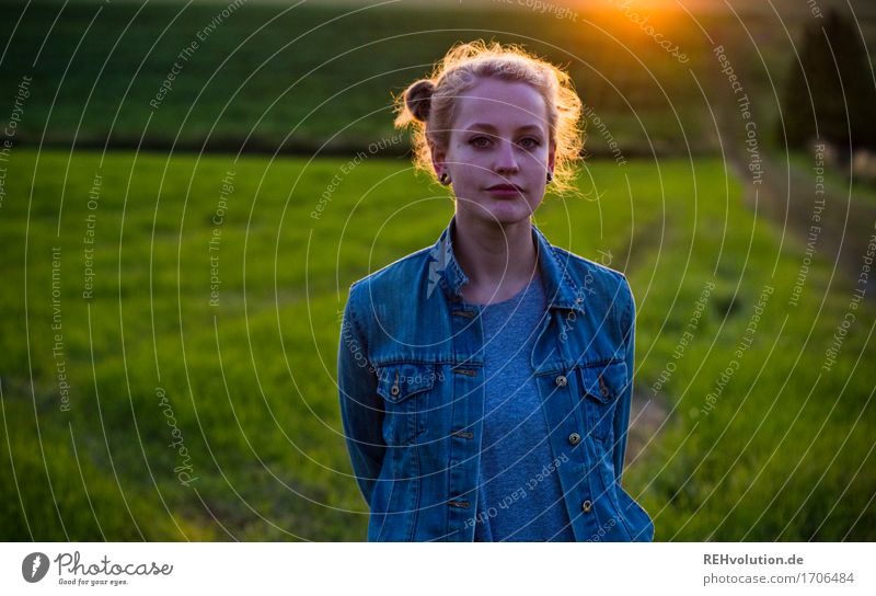 Alexa | im Abendlicht Mensch feminin Junge Frau Jugendliche 1 18-30 Jahre Erwachsene Umwelt Natur Landschaft Gras Wiese Feld Haare & Frisuren blond langhaarig