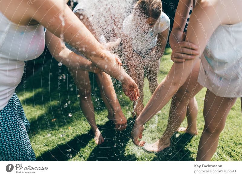 ° Lifestyle Freude Leben Sommer feminin Junge Frau Jugendliche Freundschaft 4 Mensch 13-18 Jahre Wasser Waschen Bewegung Reinigen stehen Flüssigkeit frei