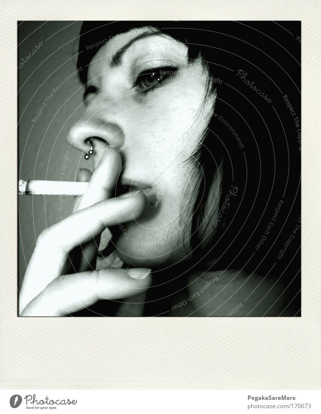 smoke Gedeckte Farben Innenaufnahme Polaroid Kunstlicht Profil Rauchen feminin Junge Frau Jugendliche Leben Kopf Haare & Frisuren Gesicht Auge Finger 1 Mensch