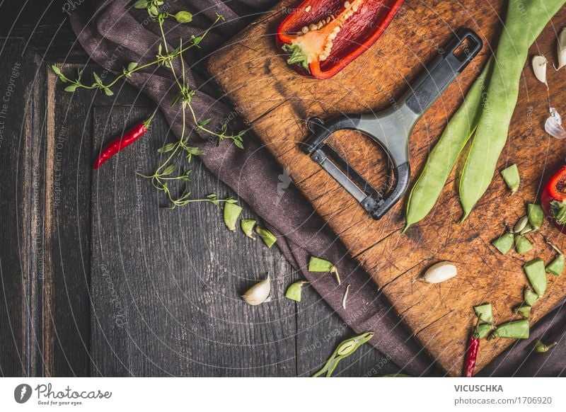 Grüne Bohnen fürs Kochen Lebensmittel Gemüse Ernährung Bioprodukte Vegetarische Ernährung Diät Messer Stil Design Gesunde Ernährung Tisch Küche Desaster