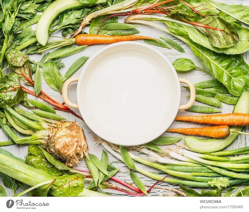 Grünes Gemüse um leerem Kochtopf Lebensmittel Ernährung Mittagessen Abendessen Bioprodukte Vegetarische Ernährung Diät Slowfood Topf Stil Design