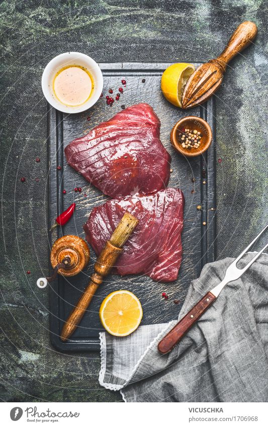 Marinierte Thunfisch Steaks Lebensmittel Fisch Kräuter & Gewürze Öl Ernährung Mittagessen Festessen Vegetarische Ernährung Diät Gabel Stil Design