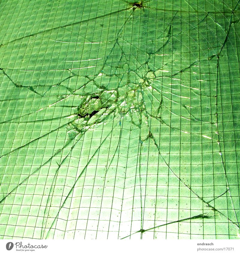 Glaseinschlag grün Fabrik Fototechnik Fensterscheibe Steinschlag Sonne Lichterscheinung