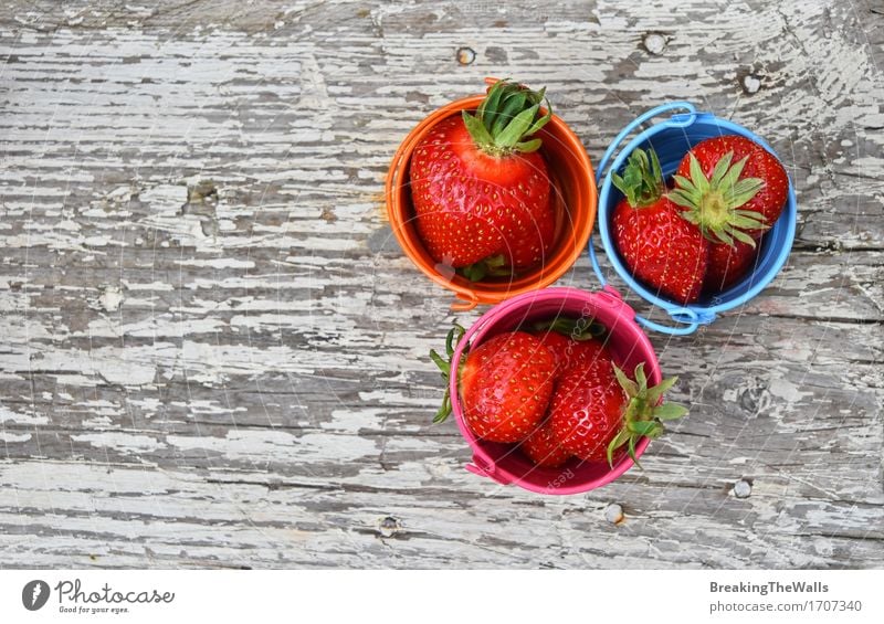 Drei kleine Eimer Erdbeere auf altem Weinleseholz Lebensmittel Frucht Vegetarische Ernährung Lifestyle Gesunde Ernährung Sommer Tisch Landwirtschaft
