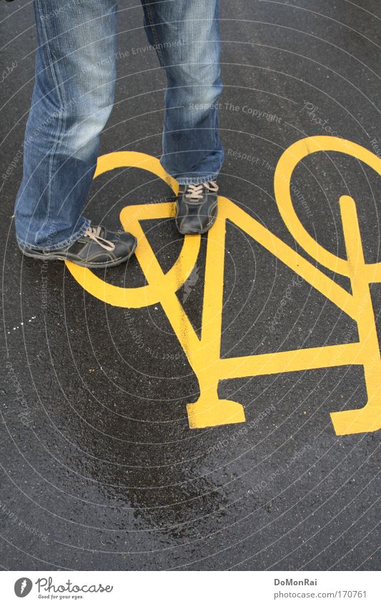 Nr. 0000011101 maskulin Mann Erwachsene Mensch Fußgänger Hose Jeanshose Schuhe Turnschuh Verkehrszeichen stehen blau gelb grau standhaft verstört Harndrang