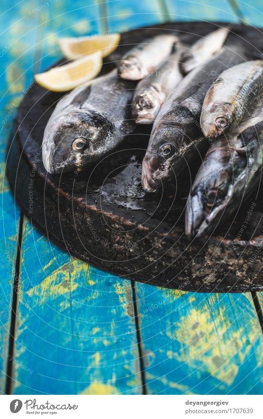 Roher Fisch. Dorade, Wolfsbarsch, Makrele und Sardinen Meeresfrüchte Mittagessen Pfanne frisch blau schwarz Brasse siehe Bass Zitrone roh Essen zubereiten