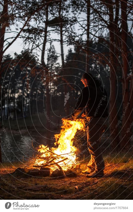 Mann zündet ein Feuer im Kamin an Freizeit & Hobby Ferien & Urlaub & Reisen Tourismus Abenteuer Camping Sommer Berge u. Gebirge wandern Mensch Erwachsene Natur