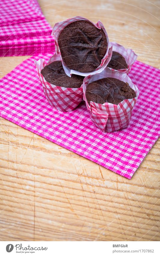Muffin Quartett Lebensmittel Teigwaren Backwaren Kuchen Dessert Süßwaren Törtchen Ernährung Slowfood Fingerfood Serviette Tisch Schneidebrett Holz lecker rund