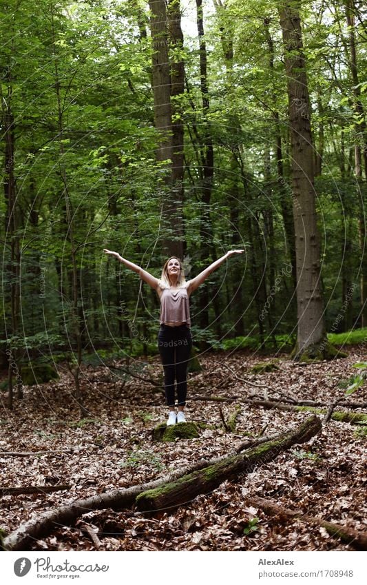 wahre groesse Leben Meditation Ausflug wandern Junge Frau Jugendliche 18-30 Jahre Erwachsene Natur Schönes Wetter Baum Blatt Wald T-Shirt Jeanshose Turnschuh