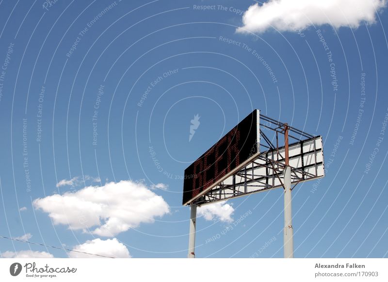 Heute gibt's Bier Farbfoto Außenaufnahme Tag Bildschirm Technik & Technologie Informationstechnologie Kommunizieren Anzeige Himmel Wolken
