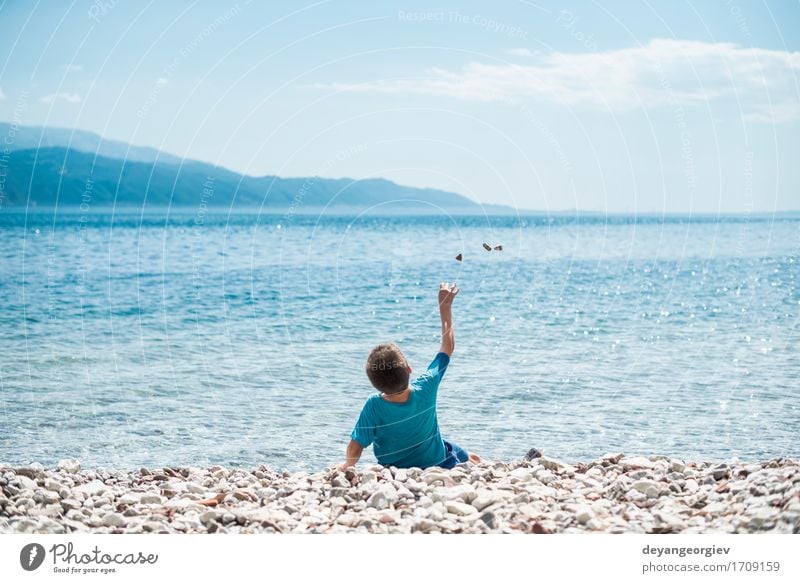 Kinder werfen Steine ??auf das Wasser Lifestyle schön Freizeit & Hobby Spielen Ferien & Urlaub & Reisen Sommer Strand Meer Mensch Mädchen Junge Kindheit Natur