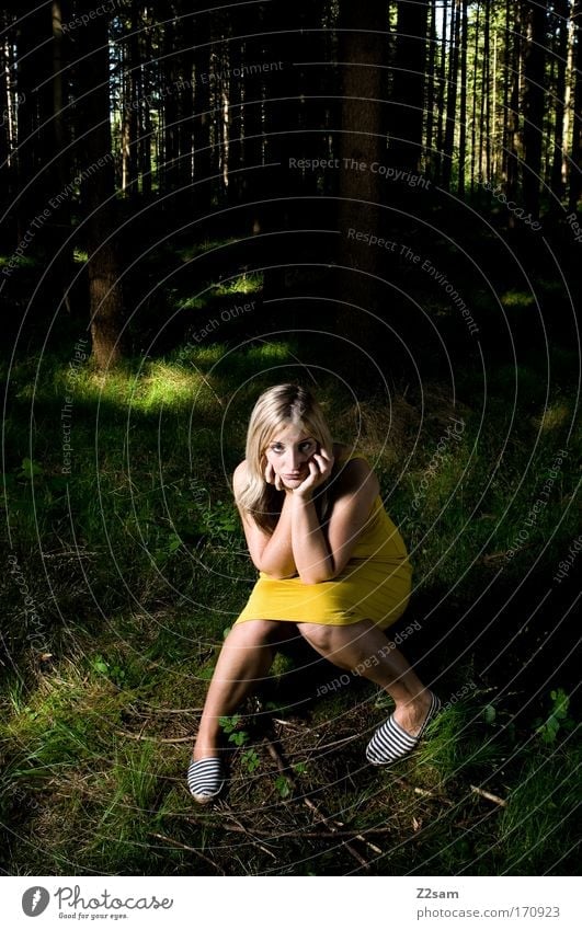 alone in the dark Farbfoto Außenaufnahme Blitzlichtaufnahme Kontrast Blick in die Kamera maskulin Junge Frau Jugendliche 18-30 Jahre Erwachsene Natur Wald Mode