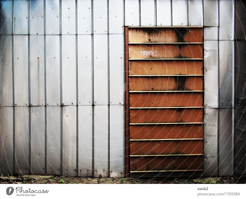 Keine Besuche Blech Eingang Eingangstür Eingangstor Metall eckig einfach fest Sicherheit Schutz Geborgenheit abwehrend geschlossen abweisend Graffiti zugenagelt