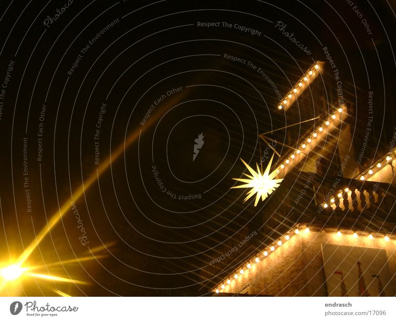 Sternenschauder Nacht dunkel Lichterkette Laterne Weihnachtskrippe Fototechnik Stern (Symbol) Lichterscheinung Lampe Beleuchtung Straße Weihnachten & Advent