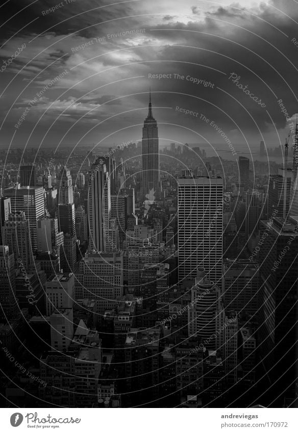 New York City Schwarzweißfoto Außenaufnahme Dämmerung Weitwinkel Unwetter Sturm Stadt Stadtzentrum überbevölkert Gebäude Angst