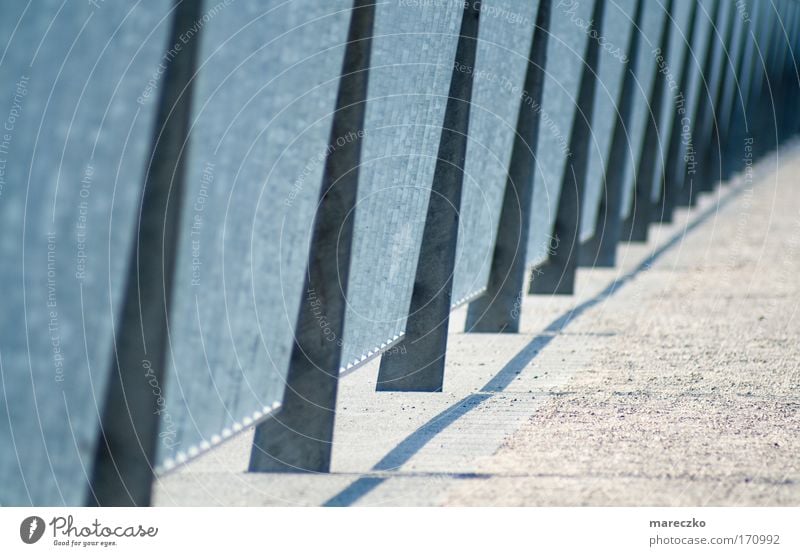 Am Fluss Farbfoto Außenaufnahme Tag Sonnenlicht High-Tech Flussufer Hafen Brücke Sand Metall eckig fest kalt modern neu viele Fernweh Kreativität Kunst Schutz