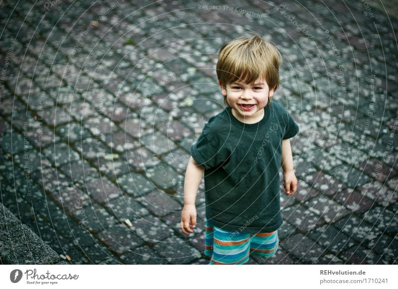 schelm Mensch maskulin Kind Kleinkind Junge 1 1-3 Jahre Platz T-Shirt Lächeln lachen authentisch klein natürlich niedlich Gefühle Freude Glück Fröhlichkeit