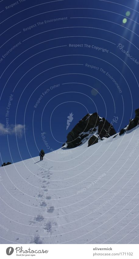 anleitung für einen sonnenbrand Farbfoto Außenaufnahme Freude Abenteuer Freiheit Schnee Berge u. Gebirge wandern Sport Klettern Bergsteigen 1 Mensch Himmel