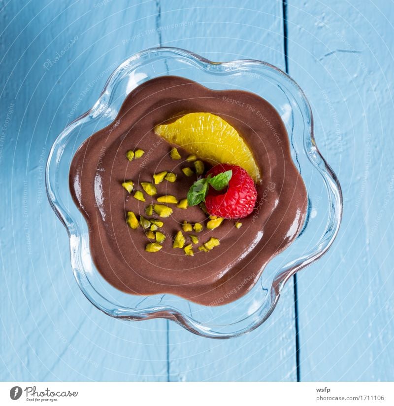 Schokopudding Dessert mit Orange und Pistazie Schokolade Holz blau Pudding Schokoladen pudding Nussnugatcreme Mousse au chocolat Himbeer Glas Minze süßes