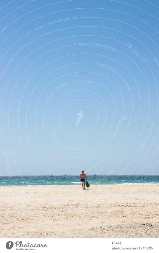TARIFA | 1 maskulin Mann Erwachsene Mensch Natur Sand Wasser Wolkenloser Himmel Sommer Schönes Wetter Meer Erholung gehen Ferien & Urlaub & Reisen Zufriedenheit