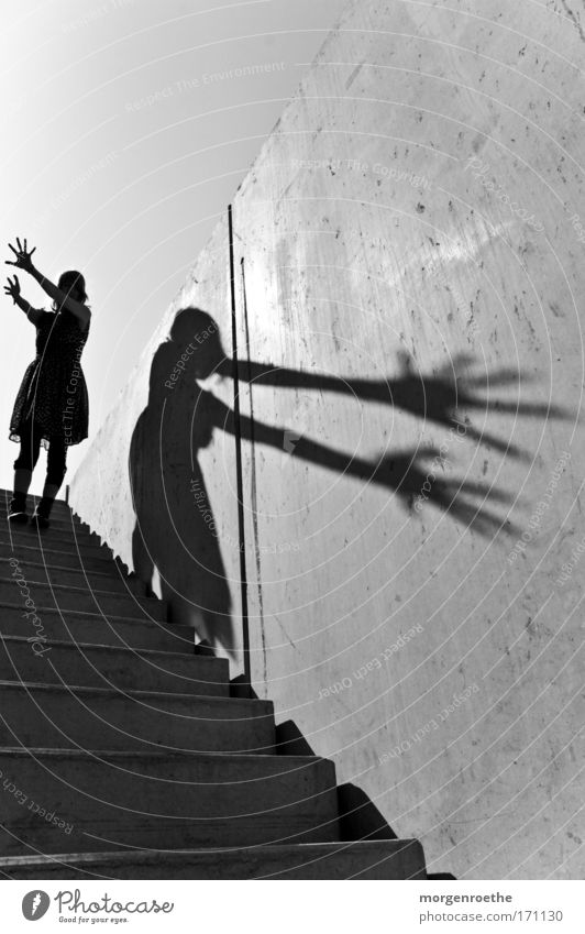 Der Wanderer und sein Schatten Hand Schwarzweißfoto Frau Kleid Treppe Licht Outdooraufnahme Sonne Wärme Spielen