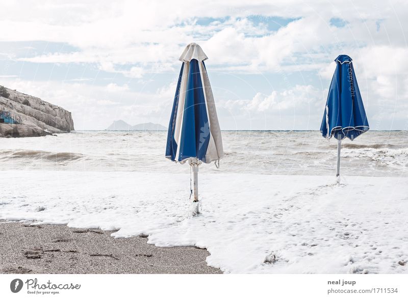 Seasons end -II- Tourismus Meer Herbst Landschaft Wasser Himmel Wolken Strand Insel Kreta Sonnenschirm Erholung einfach trashig blau geduldig ruhig bescheiden