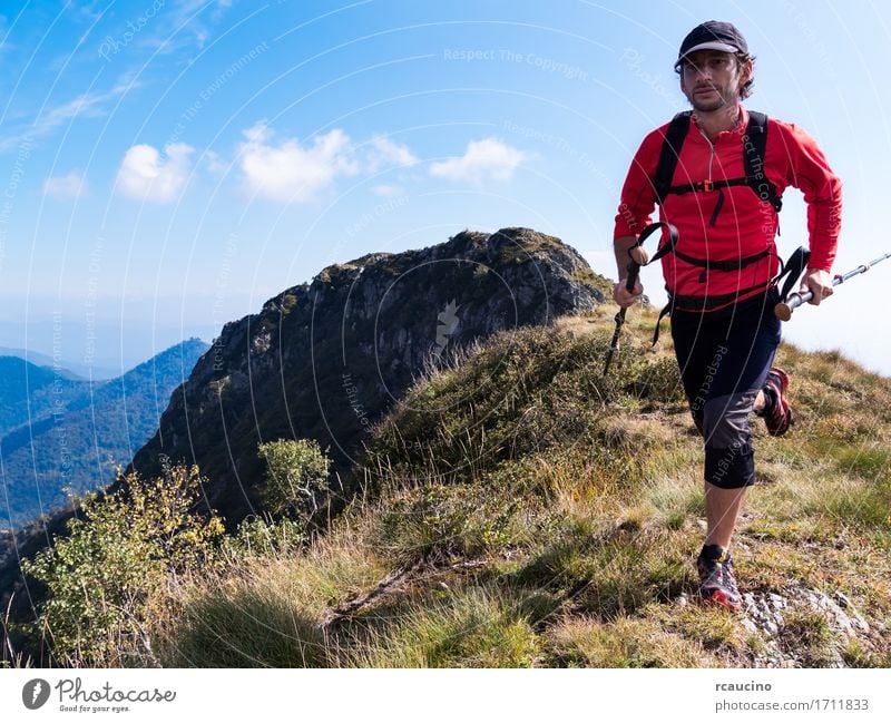 Skyrunner läuft bergauf einen Bergrücken entlang Freiheit Sommer Sonne Berge u. Gebirge wandern Sport Mensch Mann Erwachsene Natur Landschaft Himmel