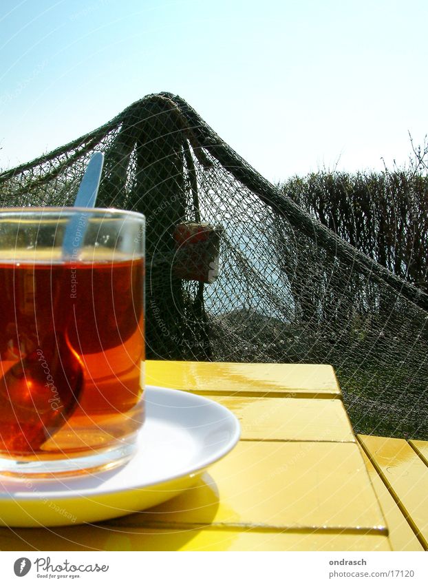 Das Meer kann warten Zeit Küste trinken Tisch Ostsee Netz Tee Teetrinken Erholung Sonne Holztisch gelb Menschenleer Nahaufnahme Detailaufnahme Kaffeelöffel