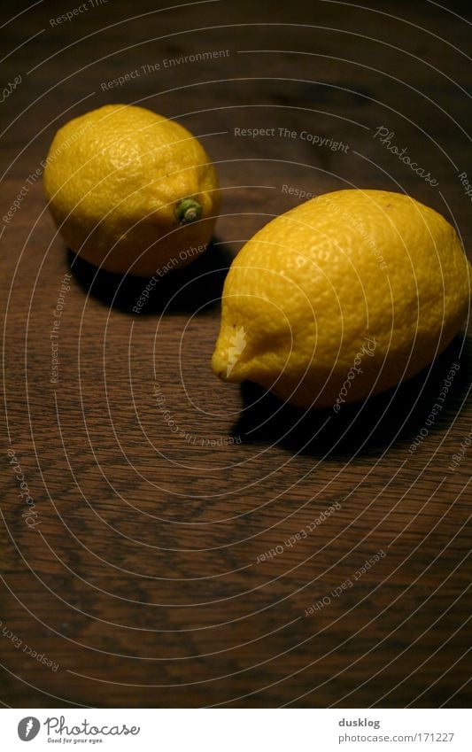 Zitronen Farbfoto Innenaufnahme Nahaufnahme Kunstlicht Zentralperspektive Lebensmittel Frucht Orange Bioprodukte Vegetarische Ernährung Diät Holz leuchten
