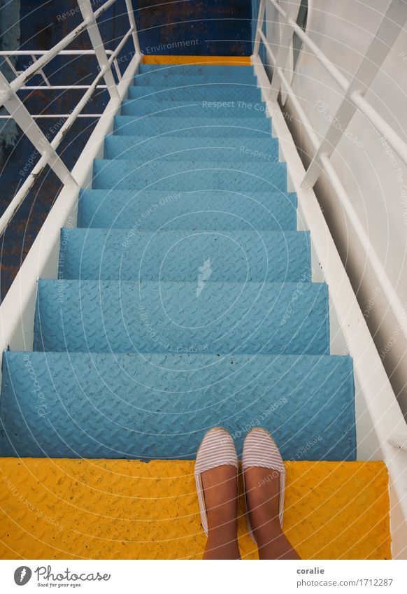 Spaziergang auf Deck Junge Frau Jugendliche Fuß 1 Mensch 13-18 Jahre 18-30 Jahre Erwachsene stehen Treppe Fähre Schifffahrt Wasserfahrzeug hell-blau gelb