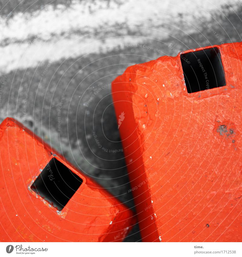 !Trash! 2016 | Schwerpunkte Verkehr Verkehrswege Straße Absperrgitter Beton liegen muskulös nachhaltig Stadt orange Kraft Mut Schutz Verschwiegenheit Ausdauer