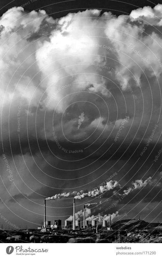 wolken los! Schwarzweißfoto Außenaufnahme Menschenleer Textfreiraum oben Tag Licht Schatten Kontrast Zentralperspektive Himmel Klima Wetter Unwetter Wind