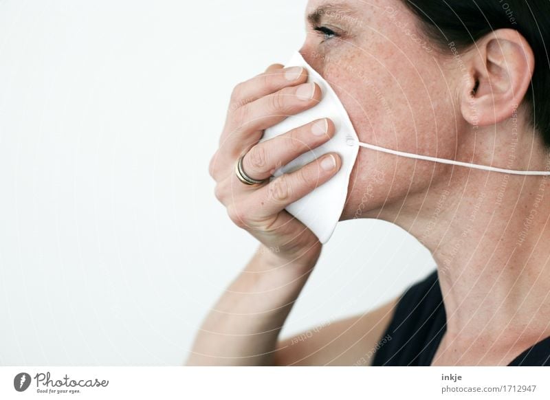 Luftholen Gesundheit Krankheit Allergie Arbeit & Erwerbstätigkeit Beruf Frau Erwachsene Leben Gesicht Hand 1 Mensch 30-45 Jahre Mundschutz Atemschutzmaske atmen