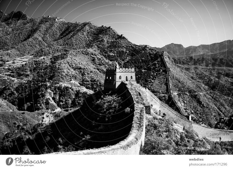Gratwanderung Schwarzweißfoto Außenaufnahme Menschenleer Textfreiraum oben Abend Schatten Kontrast China Asien Turm Bauwerk Mauer Sehenswürdigkeit Wahrzeichen