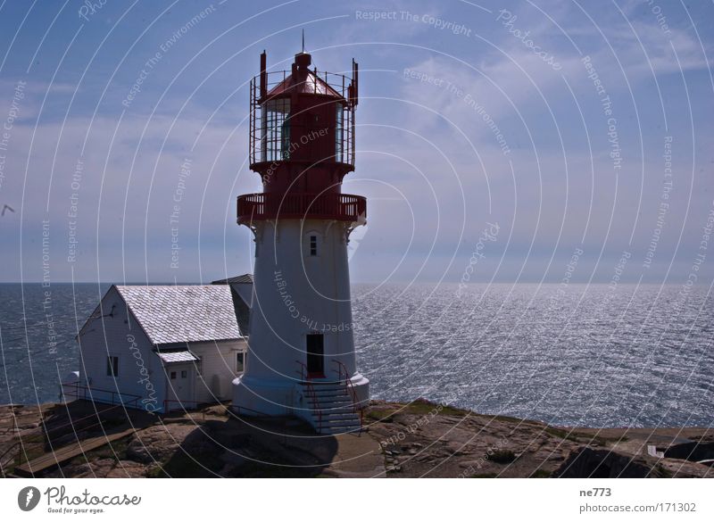 Der Leuchtturm von Lindesnes in Norwegen Farbfoto Außenaufnahme Menschenleer Textfreiraum rechts Hintergrund neutral Reflexion & Spiegelung Panorama (Aussicht)