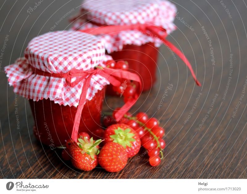 Marmeladenzeit Lebensmittel Frucht Erdbeeren Johannisbeeren Ernährung Bioprodukte Vegetarische Ernährung Glas Dekoration & Verzierung Schleife stehen ästhetisch