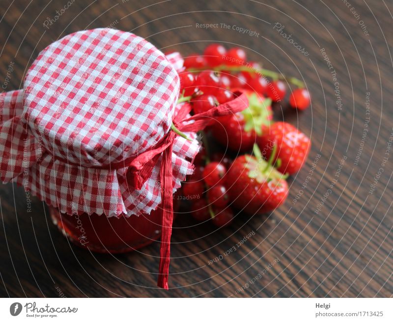 Hausgemachtes Lebensmittel Frucht Marmelade Erdbeeren Johannisbeeren Ernährung Bioprodukte Vegetarische Ernährung Glas Dekoration & Verzierung Schleife Stoff