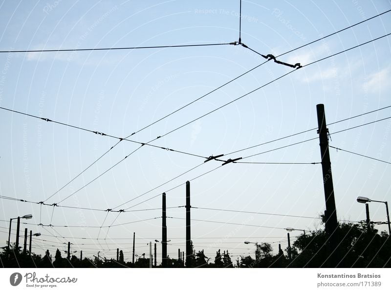 die Totale Vernetzung Farbfoto Außenaufnahme Menschenleer Abend Silhouette Himmel Wolken Athen Griechenland Europa Hauptstadt Verkehr Straßenverkehr S-Bahn